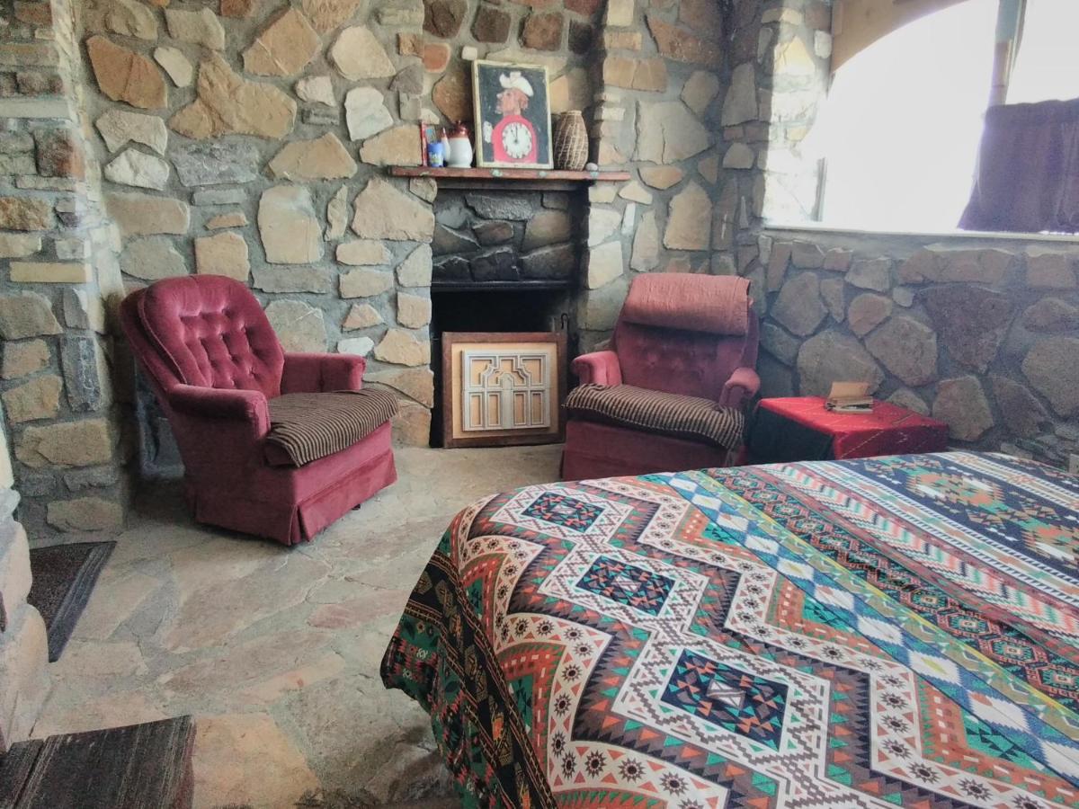 La Loma Del Chivo Llc Stone Cottage Alternative Building Marathon Eksteriør bilde